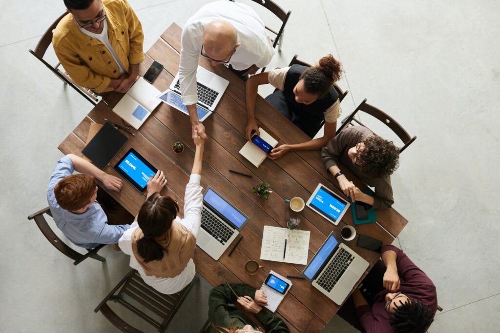 Équipe travaillant sur les ordinateurs